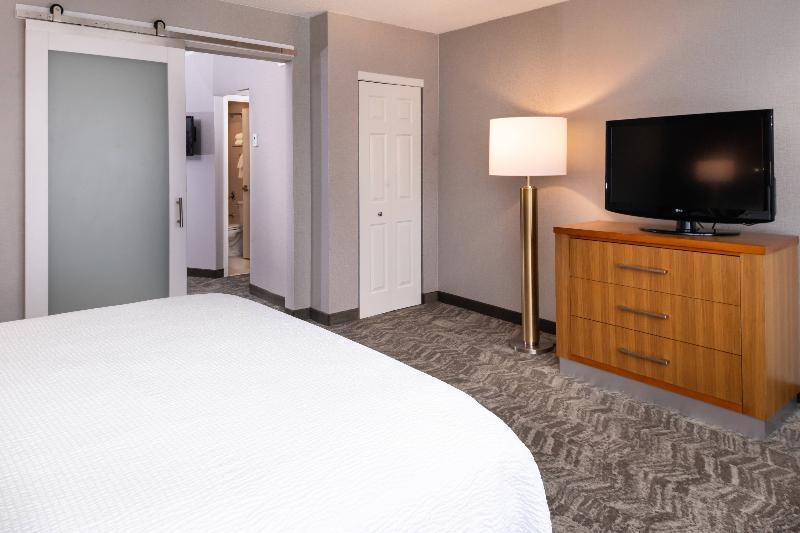 Express & North Shore By Ihg Hotel 4*